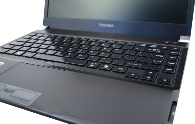 Toshiba R700 Intel Core i5-520M 2.4GHz 4GB 320GB Windows 7 Home Premium PL